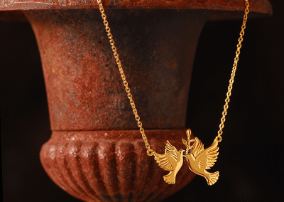 Turtle dove pendant gilt